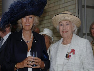 La chanteuse Vera Lynn et Camilla, la duchesse de Cornouailles, épouse du prince Charles, le 18 septembre 2005 - MATTHEW FEARN [POOL/AFP/Archives]