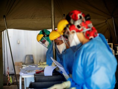 Des personnels soignants dans un centre de test au Covid-19, le 15 avril 2020 Ã  Johannesburg, en Afrique du Sud - Michele Spatari [AFP/Archives]