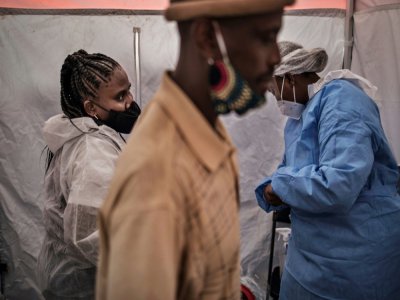 Une infirmiÃ¨re de MSF se prÃ©pare Ã  rÃ©aliser un test Covid-19, Ã  Johannesburg, le 14 mai 2020 - MARCO LONGARI [AFP]