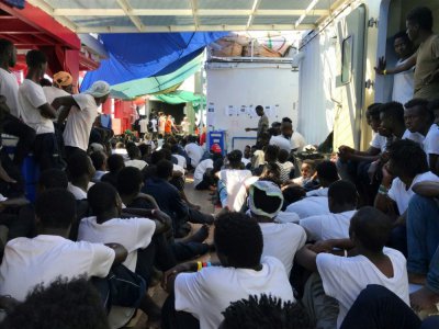 Des migrants sauvés en mer par l'Ocean Viking, le bateau des ONG SOS Méditerranée et Médecins sans Frontières (MSF) en août 2019 - Anne CHAON [AFP]
