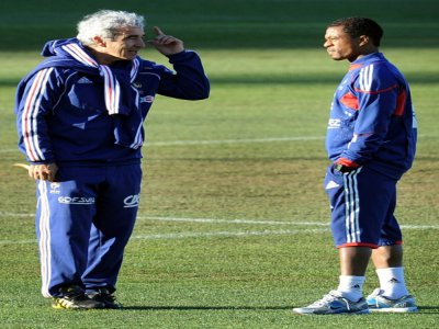 Le sélectionneur de l'équipe de France Raymond Domenech (g) et le capitaine Patrice Evra discutent sur le terrain d'entraînement des Bleus, le 20 juin 2010 à Knysna en Afrique du Sud - FRANCK FIFE [AFP/Archives]