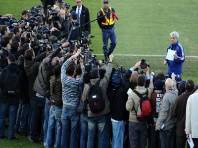 Le sélectionneur de l'équipe de France Raymond Domenech montre à la presse le communiqué de ses joueurs, le 20 juin 2010 à Knysna en Afrique du Sud - FRANCK FIFE [FILES/AFP/Archives]