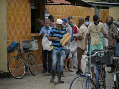 Des Cubains font la queue devant une boutique, le 18 juin 2020 à San José de Las Lajas, dans la province de Mayabeque, à l'est de La Havane - YAMIL LAGE [AFP]