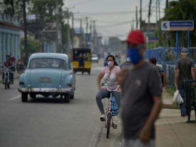 Des Cubains portent des masques de protection dans une rue de San José de las Lajas, le 18 juin 2020, à l'est de La Havane - YAMIL LAGE [AFP]