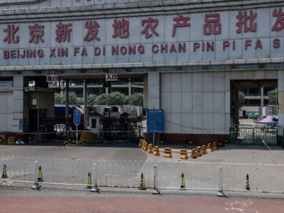 Le marché de Xinfadi, fermé, depuis l'apparition de nouveau cas de coronavirus, le 19 juin 2020 à Pékin - NICOLAS ASFOURI [AFP]