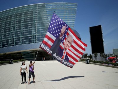 Des partisans de Donald Trump secouent un drapeau à son effigie à Tulsa, dans l'Oklahoma, le 18 juin 2020 - WIN MCNAMEE [GETTY IMAGES NORTH AMERICA/AFP]