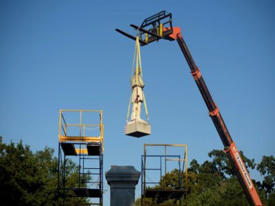 La statue du soldat confédéré Dick Dowling retirée de son piedestal, le 17 jjuin 2020 à Houston, au Texas - Mark Felix [AFP]