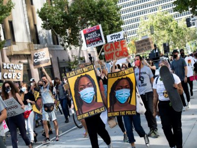 Des manifestants contre les violences policières, 17 juin 2020 à Los Angeles - VALERIE MACON [AFP]