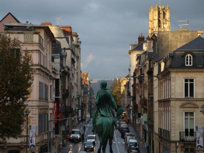 La statue de Napoléon Ier face à l'hôtel de ville de Rouen s'est abîmée avec le temps et nécessite une rénovation.