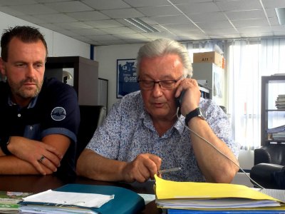 Gérard Gohel au téléphone avec le président de la commission régionale de contrôle des clubs de la Ligue de Normandie apprend son maintien. - Sylvain Letouzé
