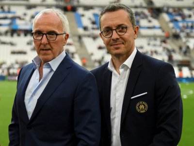 Le propriétaire de l'Olympique de Marseille, l'Américain Frank McCourt (g), et son président Jacques-Henri Eyraud, avant le match de Ligue 1 face à Montpellier, au Vélodrome, le 24 mai 2019 - SYLVAIN THOMAS [AFP/Archives]