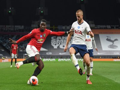 L'entrée de Paul Pogba (g) a changé le jeu de Manchester United en obtenant le penalty de l'égalisation sur le terrain de Tottenham, le 19 juin 2020 - Shaun Botterill [POOL/AFP]