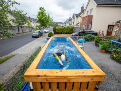 Le nageur paralympique irlandais Leo Hynes s'entraîne devant sa maison de Tuam, le 18 juin 2020 - Paul Faith [AFP]