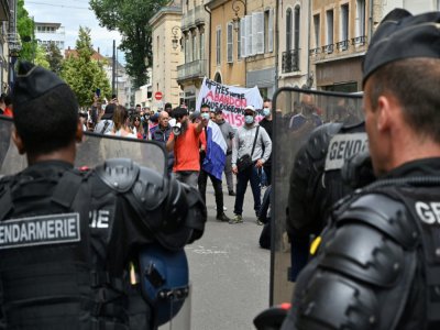 Des manifestants réclament la démission du préfet accusé de laxisme face aux expéditions punitives menées le week-end dernier par la communauté tchétchène dans le quartier sensible des Grésilles, le 20 juin 2020 à Dijon - PHILIPPE DESMAZES [AFP]