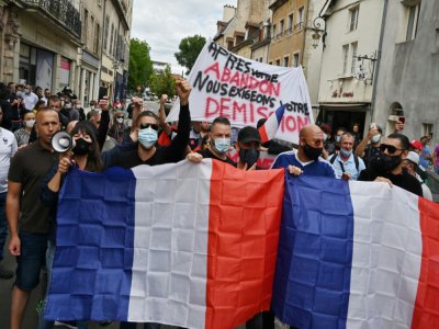 Des manifestants réclament la démission du préfet accusé de laxisme face aux expéditions punitives menées le week-end dernier par la communauté tchétchène dans le quartier sensible des Grésilles, le 20 juin 2020 à Dijon - PHILIPPE DESMAZES [AFP]