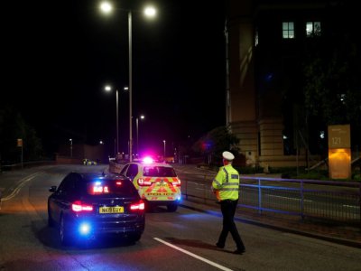 La police britannique boucle un secteur de Reading, à l'ouest de Londres, après une attaque au couteau le 20 juin 2020 - Adrian DENNIS [AFP]