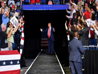 Le président américain Donald Trump fait son entrée à son premier meeting post-confinement à Tulsa, en Oklahoma, le 20 juin 2020 - Nicholas Kamm [AFP]