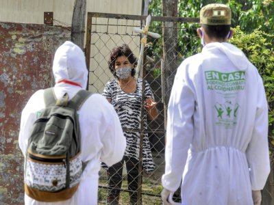 Une équipe de soignants fait du porte à porte à Santa Cruz, en Bolivie, pour détecter les nouveaux cas de Covid-19, le 20 juin 2020 - Enrique CANEDO [AFP]