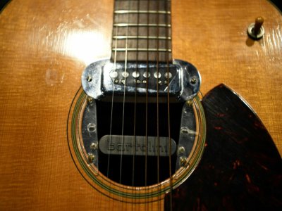 Un détail de la guitare de Kurt Cobain exposée à Londres le 15 mai 2020 un mois avant sa mise en vente aux enchères où elle a été adjugée 6 millions de dollars - DANIEL LEAL-OLIVAS [AFP]