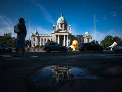 Manifestation pour le boycott des élections législatives, avec un canard gonflable géant installé par des militants devant l'Assemblée nationale, à Belgrade le 18 juin 2020 - Andrej ISAKOVIC [AFP]