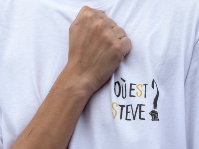 Une proche se lamente appelant a retrouver Steve Canico le 20 juillet 2020 à Nantes, un mois après sa disparition lors de la fête de la musique - Sebastien SALOM-GOMIS [AFP/Archives]