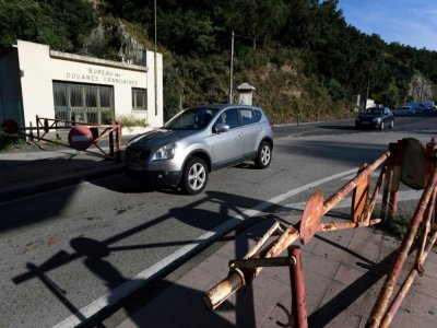 Arrivée de voitures pour traverser la frontière entre la France et l'Espagne à La Jonquera, le 21 juin 2020 - Josep LAGO [AFP]
