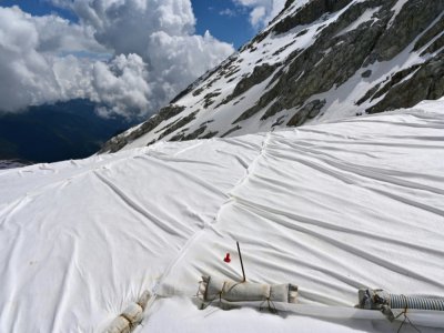 Le glacier de Presena, en Italie, recouvert de bâches blanches pour le protéger du réchauffement climatique, le 19 juin 2020 - MIGUEL MEDINA [AFP]