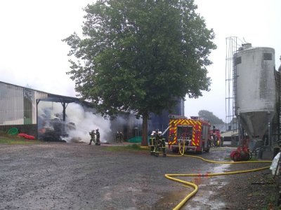 Les soldats du feu sont intervenus pour un incendie dans un hangar agricole à Saint-Clément-Rancoudray dimanche 21 juin dans la matinée. - SDIS 50