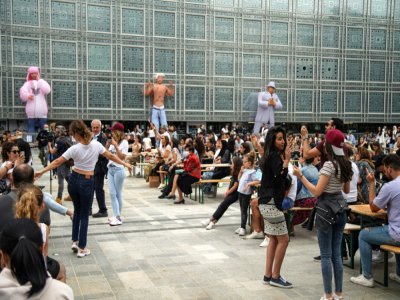 Des gens dansent lors de la Fête de la musique, le 21 juin 2020 à l'Institut du monde arabe à Paris - ABDULMONAM EASSA [AFP]