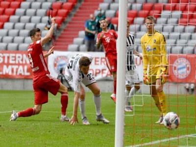 L'inévitable buteur Robert Lewandowski a encore frappé en marquant le troisime but du Bayern Munich contre Fribourg à l'Allianz Arena, le 20 juin 2020 - Sven Hoppe [POOL/AFP]