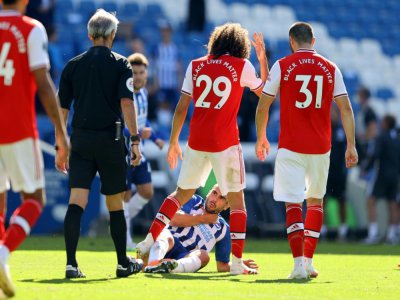 Fin de match houleuse entre Arsenal et Brighton: Matteo Guendouzi (N.29) fait tomber Neal Maupay, le buteur du 2-1 pour Brighton, le 20 juin 2020 - Richard Heathcote [POOL/AFP]