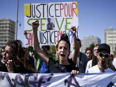 Plusieurs milliers de personnes défilent, le 21 juin 2020 à Nantes, pour la marche blanche qui marque le premier anniversaire de la disparition de Steve Maia Caniço il y a un an lors d'une intervention policière controversée le soir de la fête de la - Sebastien SALOM-GOMIS [AFP]
