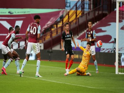Le défenseur d'Aston Villa, Kortney Hause (g), ouvre le score pour son équipe lors du match de Premier League face à Chelsea, à Birmingham, le 21 juin 2020 - MOLLY DARLINGTON [POOL/AFP]