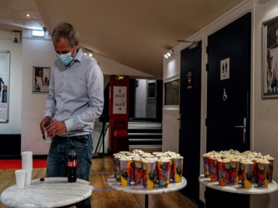 Sachets de pop-corn pré-remplis au cinéma les 5 Caumartins à Paris, dans la soirée du 21 juin 2020 avant la séance de minuit - Abdulmonam Eassa [AFP]