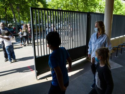 Des enfants finissent leur journée d'école à l'établissement élémentaire Cour-de-Lorraine, à Mulhouse, le 18 mai 2020 - SEBASTIEN BOZON [AFP]