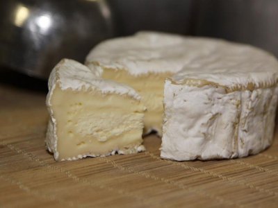 Un camembert au lait cru, moulé à la louche, la spécialité de la fromagerie Durand, à… Camembert.
