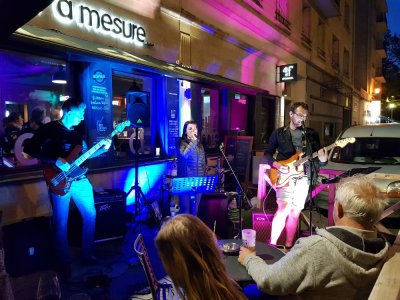 Les bars et restaurants avaient possibilité de programmer des concerts, comme ici au Fût et à mesure, rue Neuve Saint-Jean.
