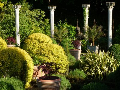 Le Jardin de la Mansonière se trouve dans l'un des plus beaux villages de France : Saint-Céneri-le-Gérei.  - Jardin de la Mansonière