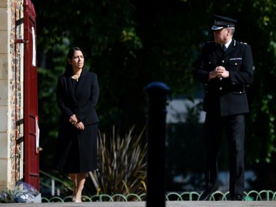 La ministre de l'Intérieur britannique Priti Patel (g) et le chef de la police locale John Campbell, sont sur les lieux de l'attaque au couteau à Reading, le 21 juin 2020 - Ben STANSALL [AFP]