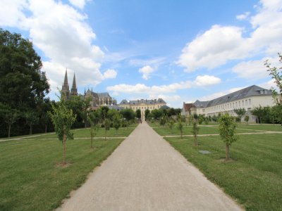 Le Jardin du Palais d'Argentré à Sées a servi de décor au film Madame Bovary sorti en 2015. - Sources de l'Orne