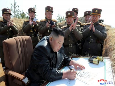 Photo fournie par l'agence de presse nord-coréenne de Kim Jong Un, le 20 mars 2020 lors d'une cérémonie de signature - STR [KCNA VIA KNS/AFP/Archives]