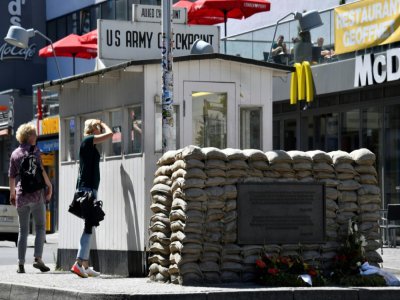 Checkpoint Charlie, à Berlin le 22 juin 2020 - John MACDOUGALL [AFP]