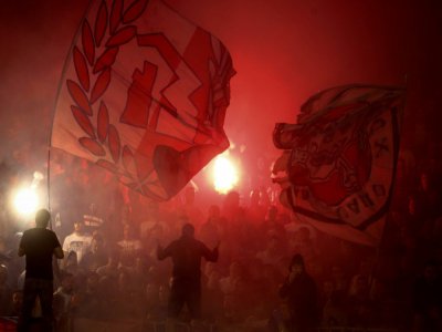 Les supporters de l'Etoile rouge de Belgrade le 10 juin 2020 lors du match contre le Partizan Belgrade en demi-finale de la Coupe serbe  à Belgrade.(Archives) - Oliver BUNIC [AFP/Archives]