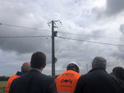 Enedis est responsable des réseaux électriques en France. Le vendredi 19 juin, la société a fait une démonstration de contrôle avec un drone à Ouistreham. Plusieurs élus de la côte étaient présents. - Léona Bisegna