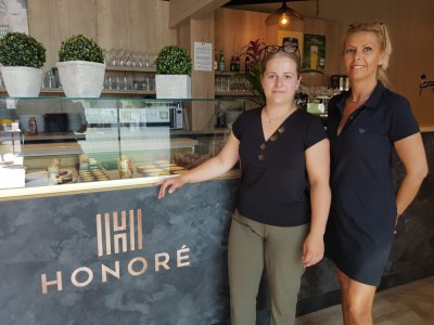 Sophie Pignet, gérante de la brasserie Honoré, et Sarah, l'une des serveuses.