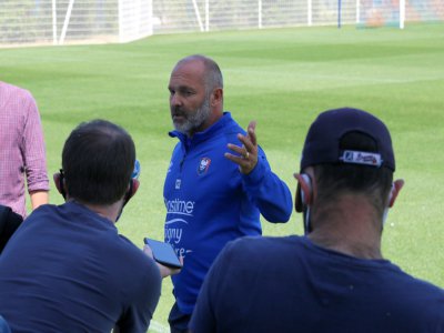 Pascal Dupraz face aux médias de la région, le lundi 22 juin 2020, lors de la reprise de l'entraînement du SM Caen. 