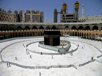 Une photo prise le 3 avril 2020 montre quelques fidèles autour de la Kaaba 
à La Mecque, en Arabie saoudite, en pleine pandémie de nouveau coronavirus - - [AFP/Archives]