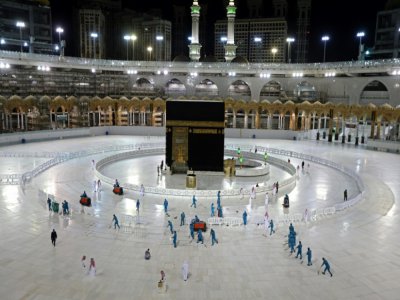 Photo d'archives de la Kaaba, autour de laquelle a été construite la Grande mosquée de La Mecque, ville sainte d'Arabie saoudite, prise le 24 avril 2020 durant des travaux de désinfection - STR [AFP/Archives]