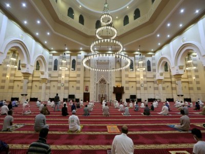 Des fidèles, respectant les consignes de distanciation sociale, prient à La Mecque, en Arabie saoudite, le 21 juin 2020 - - [AFP]