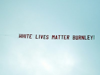 Une banderole "White Lives Matter Burnley" (les vies des Blancs comptent), slogan de l'extrême-droite qui lutte contre le mouvement antiraciste "Black Lives Matter", est tirée par un avion au-dessus du stade de Manchester City, le 22 juin 2020 - Shaun Botterill [POOL/AFP]